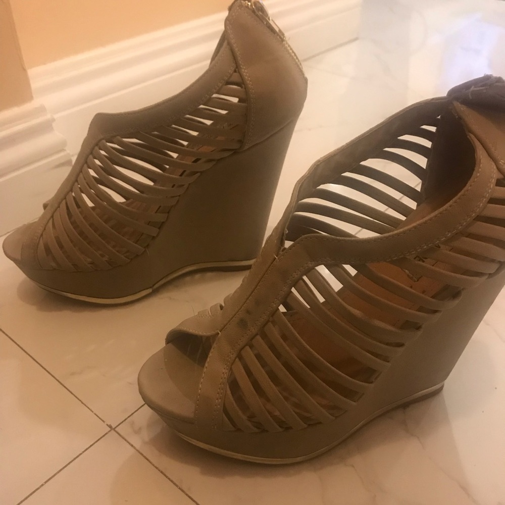 Steve Madden tan wedges cream color